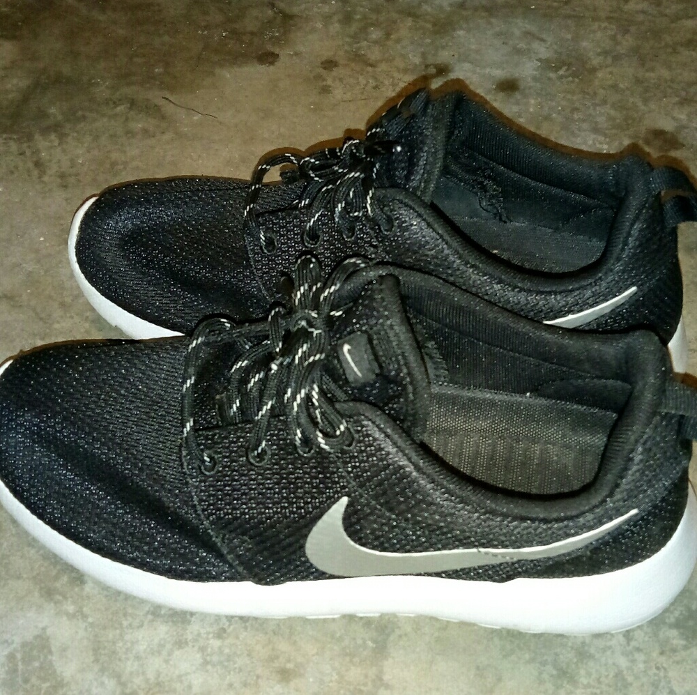 Nike Black Silver Roshe Swoosh